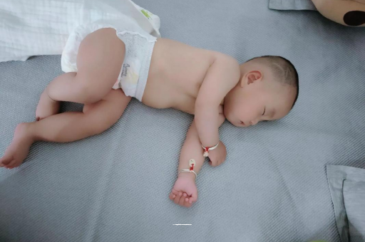 扬中宝宝拍嗝的正确方法